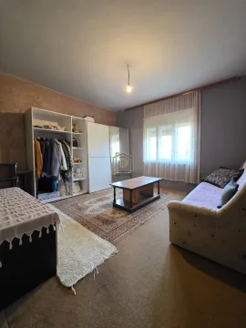 Namještena spavaća soba sa krevetom, kaučem, garderoberom i stočićem. - image 14
