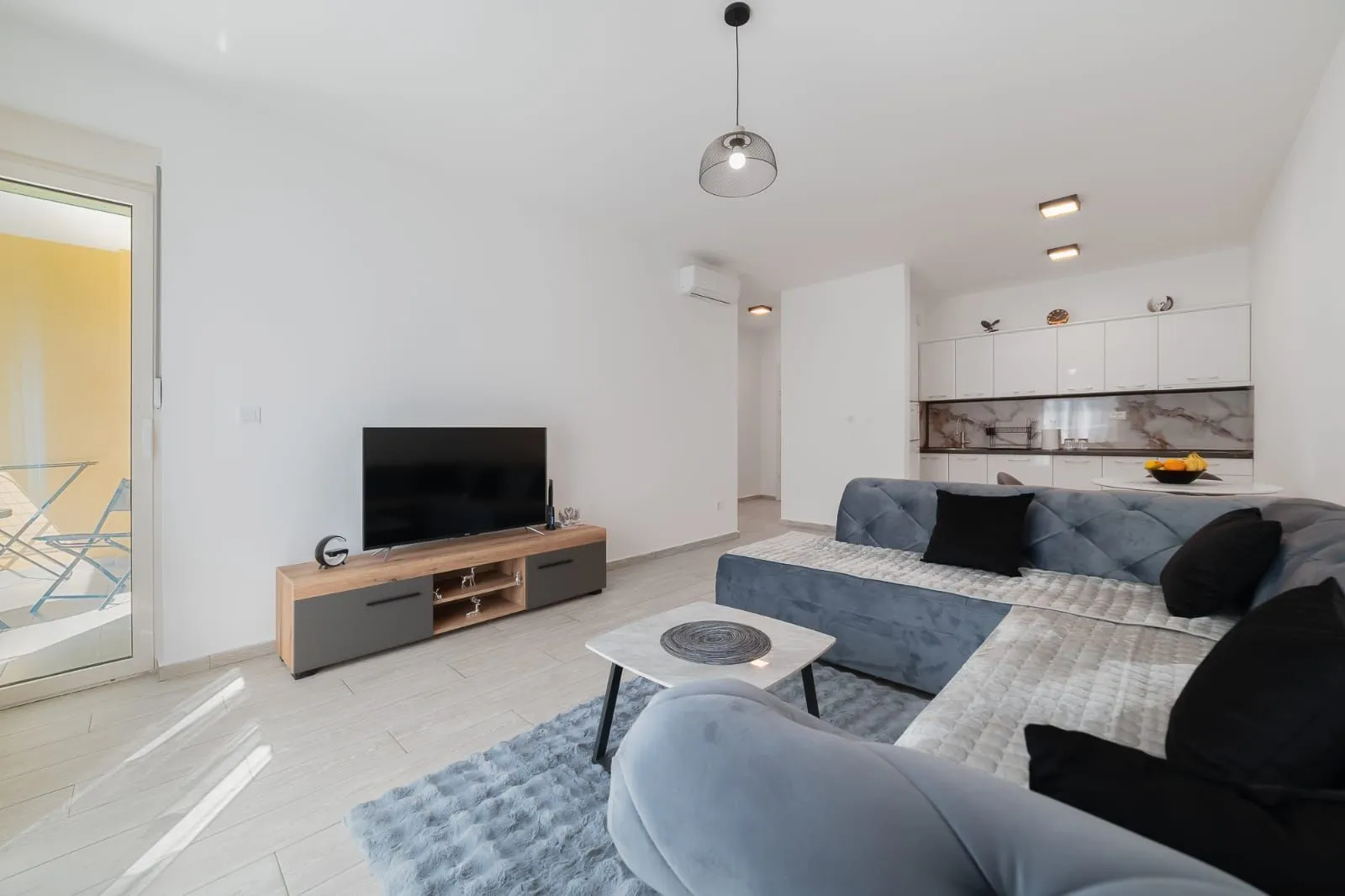 Izdavanje, jednosoban stan, 57m², Bečići, Budva