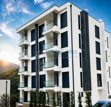 Pogled na spoljašnjost moderne stambene zgrade sa terasam i uređenim okruženjem. - image 9