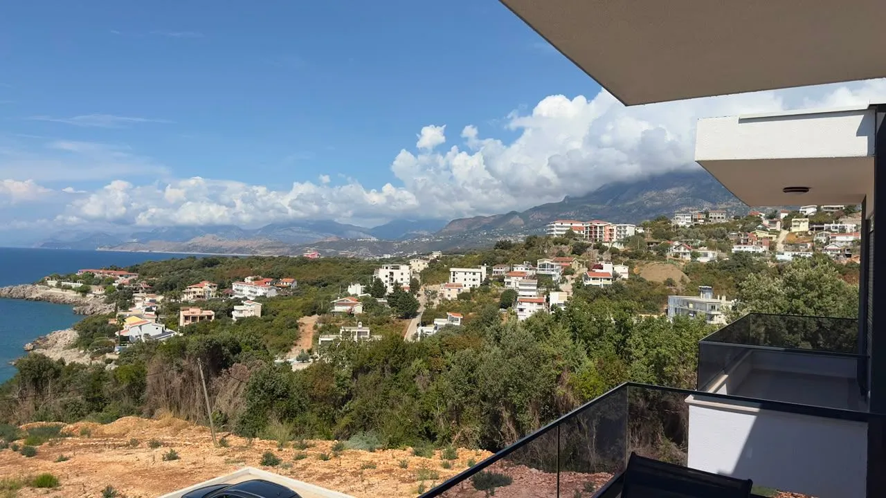 Pogled na more i okolno naselje sa terase.