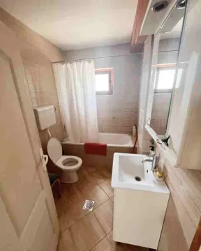 Manje kupatilo opremljeno tuš kadom, umivaonikom i toaletom. - image 10