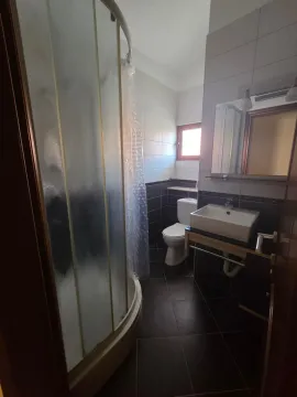 Manje opremljeno kupatilo sa tuš kabinom, umivaonikom i wc šoljom. - image 8