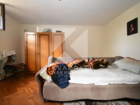 Prodaja, kuća, 200m², Tološi, Podgorica - image 18