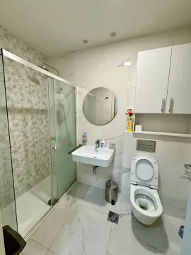 Moderne opremljeno kupatilo sa tuš kabinom, umivaonikom i toaletom. - image 9