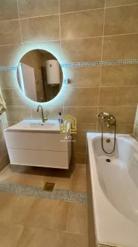 Moderne opremljeno kupatilo sa kadom i umivaonikom. - image 16