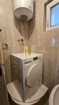 Manje kupatilo obloženo keramičkim pločicama sa veš mašinom i bojlerom. - image 12