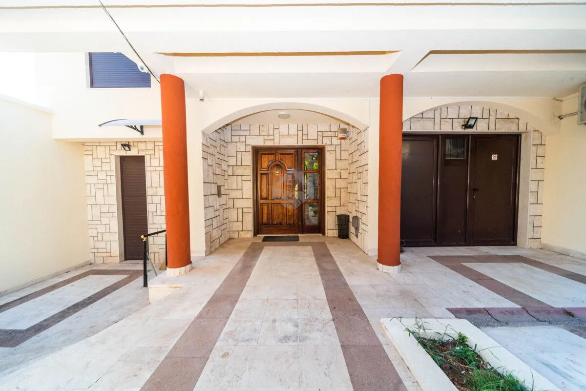 Izdavanje, kuća, 380m², Gorica C, Podgorica