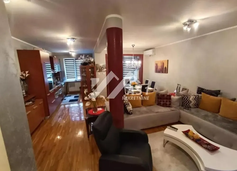 Prodaja, trosoban stan, 100m², Centar, Novi Sad