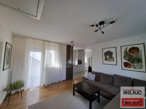 Dnevni boravak sa garniturom, stočićem i izlazom na terasu. - image 3