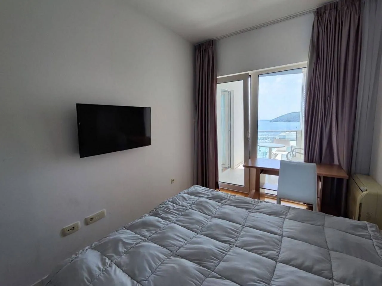 Izdavanje, dvosoban stan, 92m², Tre Canne, Budva