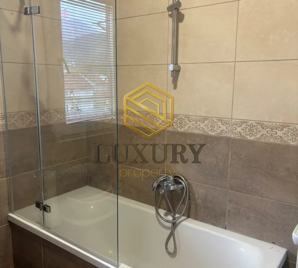 Izdavanje, jednosoban stan, 84m², Bonići, Tivat