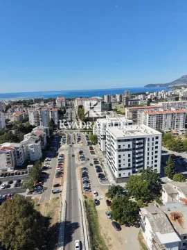 Pogled iz vazduha na grad i more. - image 16