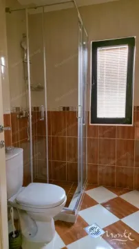 Kupatilo sa tuš kabinom, WC šoljom i prozorom. - image 20