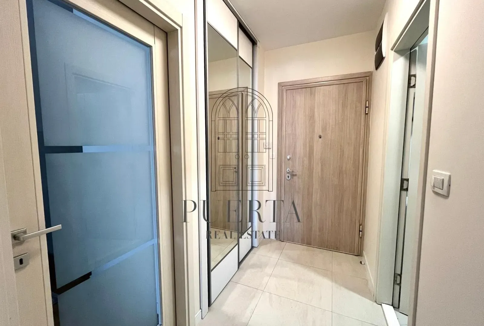 Izdavanje, jednosoban stan, 46m², Central Point, Podgorica