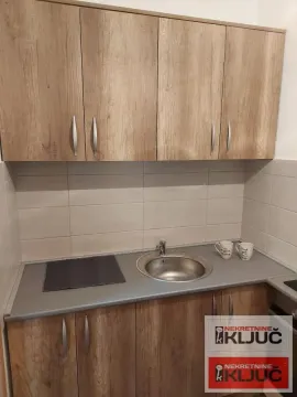 Manja kuhinja sa drvenim elementima, sudoperom i ugradnom pločom. - image 9