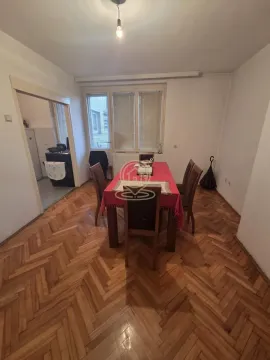 Trpezarija sa stolom, stolicama i parketom na podu. - image 4