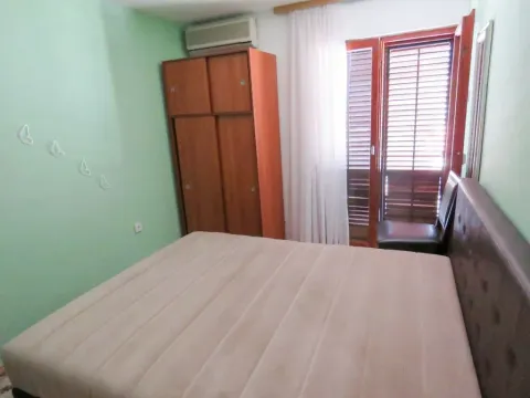 Namještena spavaća soba sa bračnim krevetom, ormarom i izlazom na terasu. - image 7