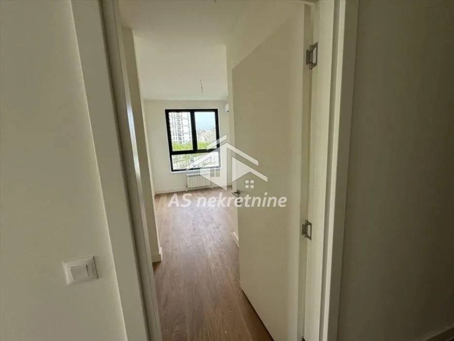 Izdavanje, trosoban stan, 79m², Savski Venac, Beograd