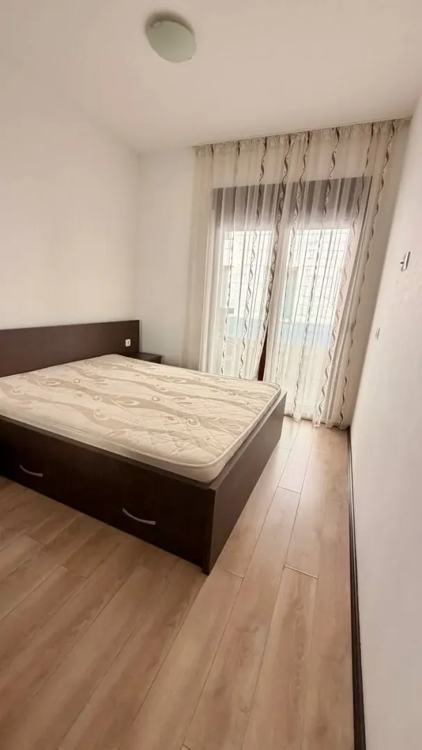Bright bedroom with a double bed and access to the terrace.