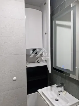 Kupatilo sa umivaonikom, ogledalom i ugrađenim bojlerom u ormariću. - image 7