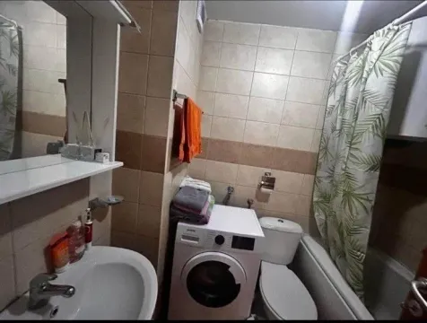 Jednostavno kupatilo sa veš mašinom, lavaboom i kadom sa zavjesom. - image 5
