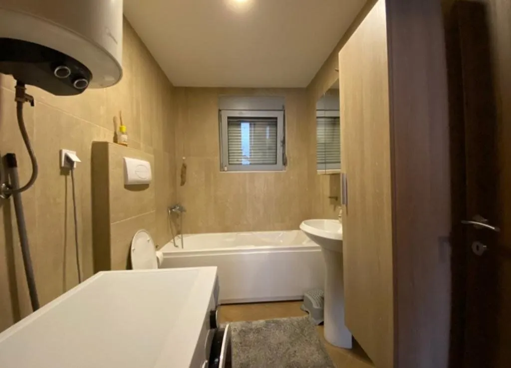 Izdavanje, dvosoban stan, 65m², Blok 9, Podgorica