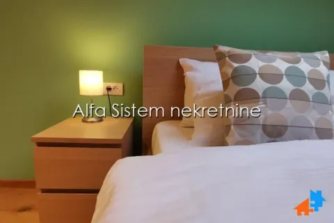 Spavaća soba sa krevetom i noćnim stočićem. - image 5