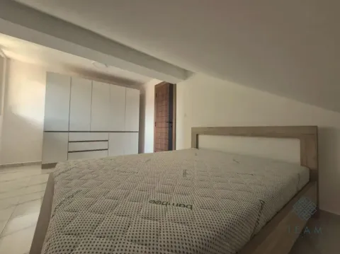 Spavaća soba sa bračnim krevetom i ugradnim plakarom. - image 5
