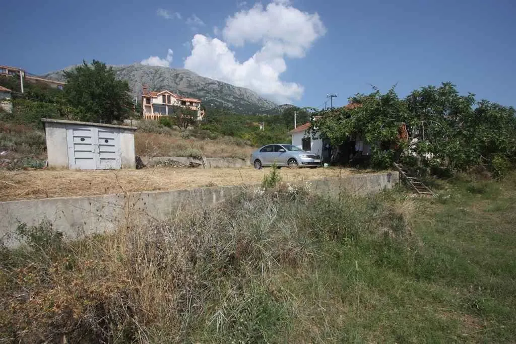 Dvorište sa pomoćnim objektom i pogledom na planine.