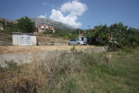 Dvorište sa pomoćnim objektom i pogledom na planine. - image 11