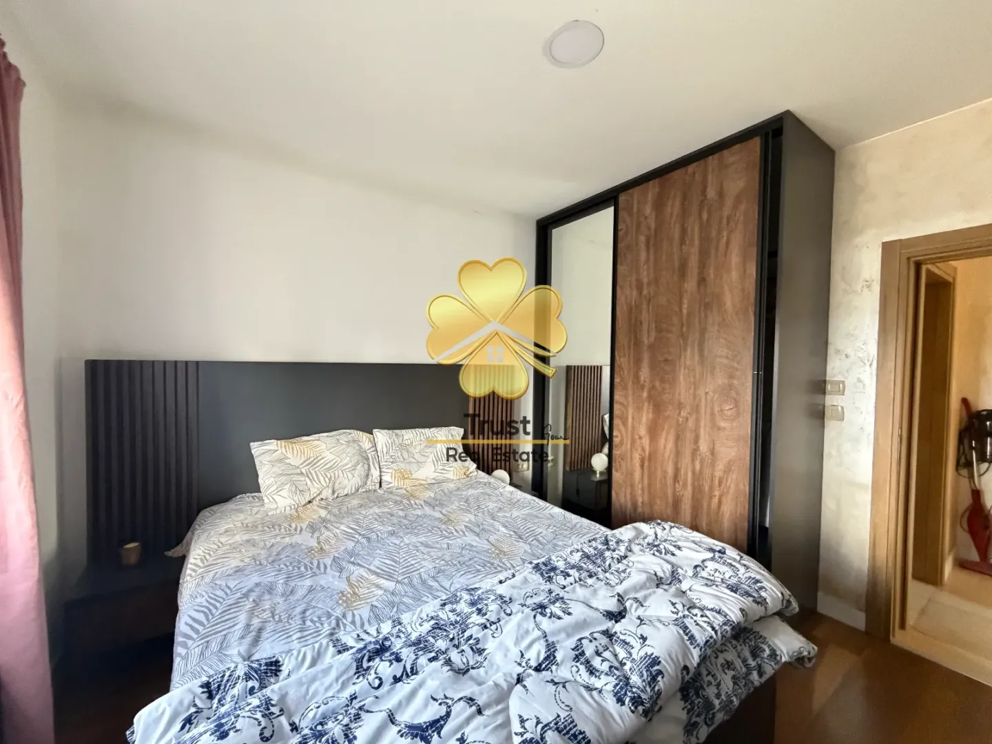 Furnished bedroom with a double bed and a built-in wardrobe.