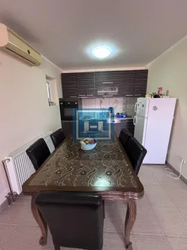 Kuhinja sa trpezarijskim stolom i stolicama. - image 31