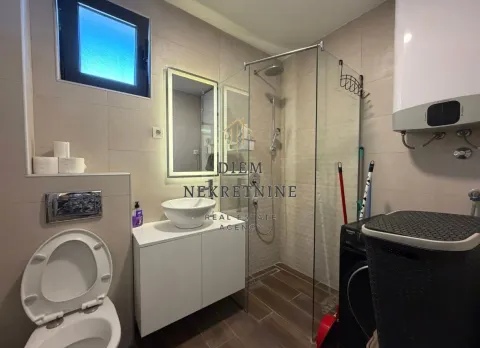 Moderno opremljeno kupatilo sa tuš kabinom i umivaonikom. - image 13