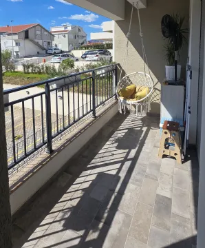 Namtješten balkon sa ljuljaškom i pogledom na naselje i parking. - image 8