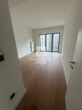 Prazna soba sa drvenim podom i velikim prozorom. - image 8