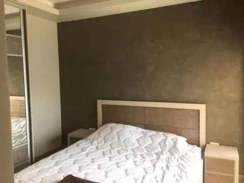 Spavaća soba sa bračnim krevetom i noćnim ormarićima. - image 10