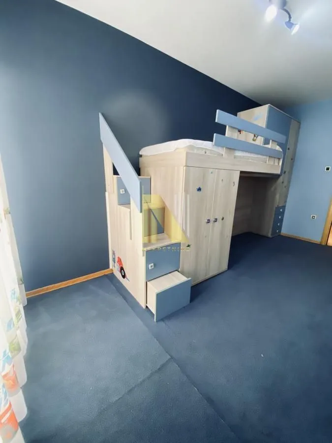 Izdavanje, četvorosoban stan, 98m², Centar, Novi Sad