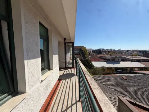 Long terrace overlooking the city neighborhood. - image 9