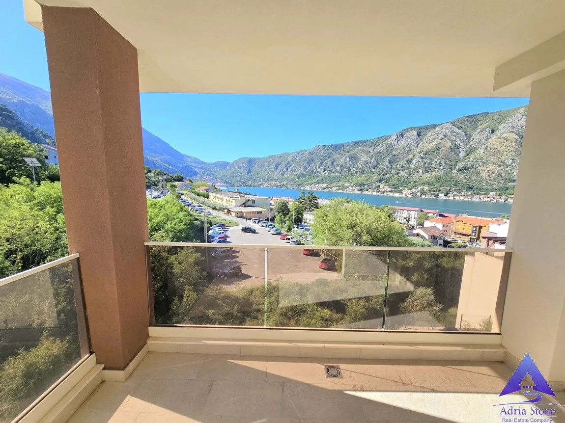 Prodaja, trosoban stan, 140m², Dobrota, Kotor