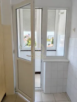 Balkonska vrata i prozori sa pogledom na okolne zgrade. - image 12