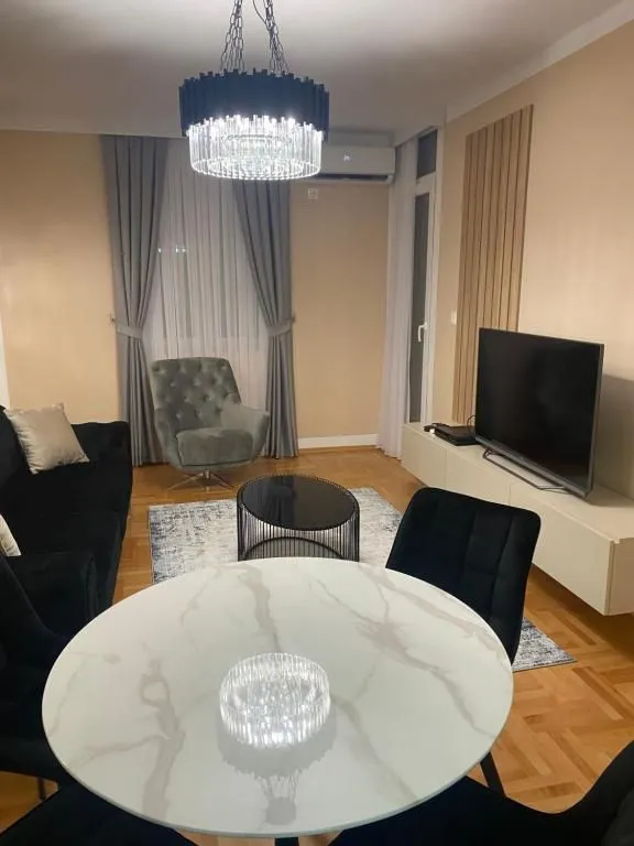 Moderan dnevni boravak sa trpezarijom i garniturom.