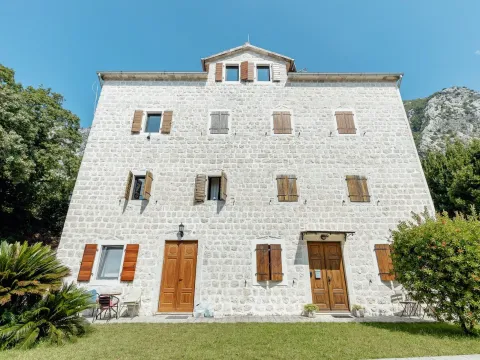 Prodaja, dvosoban stan, 82m², Dobrota, Kotor