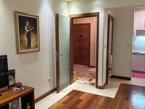 Prodaja, jednosoban stan, 55m², Centar, Podgorica - image 1