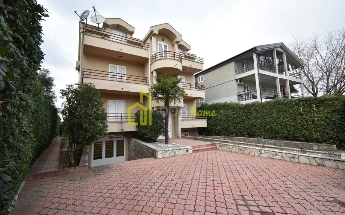 Izdavanje, poslovni prostor, 200m², Tološi, Podgorica