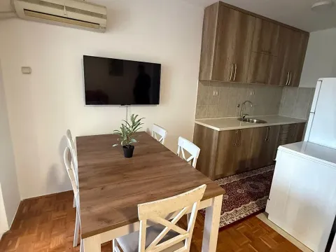 Izdavanje, trosoban stan, 70m², Centar, Bar - image 5