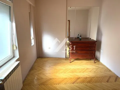 Manja soba sa parketom na podu i drvenom komodom. - image 5