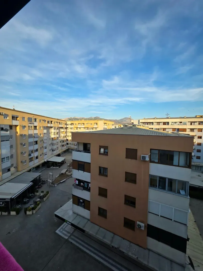 Pogled sa terase na okolne stambene zgrade i gradsko naselje.