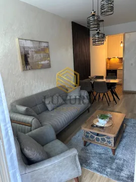Moderan dnevni boravak sa garniturom i trpezarijom u pozadini. - image 10