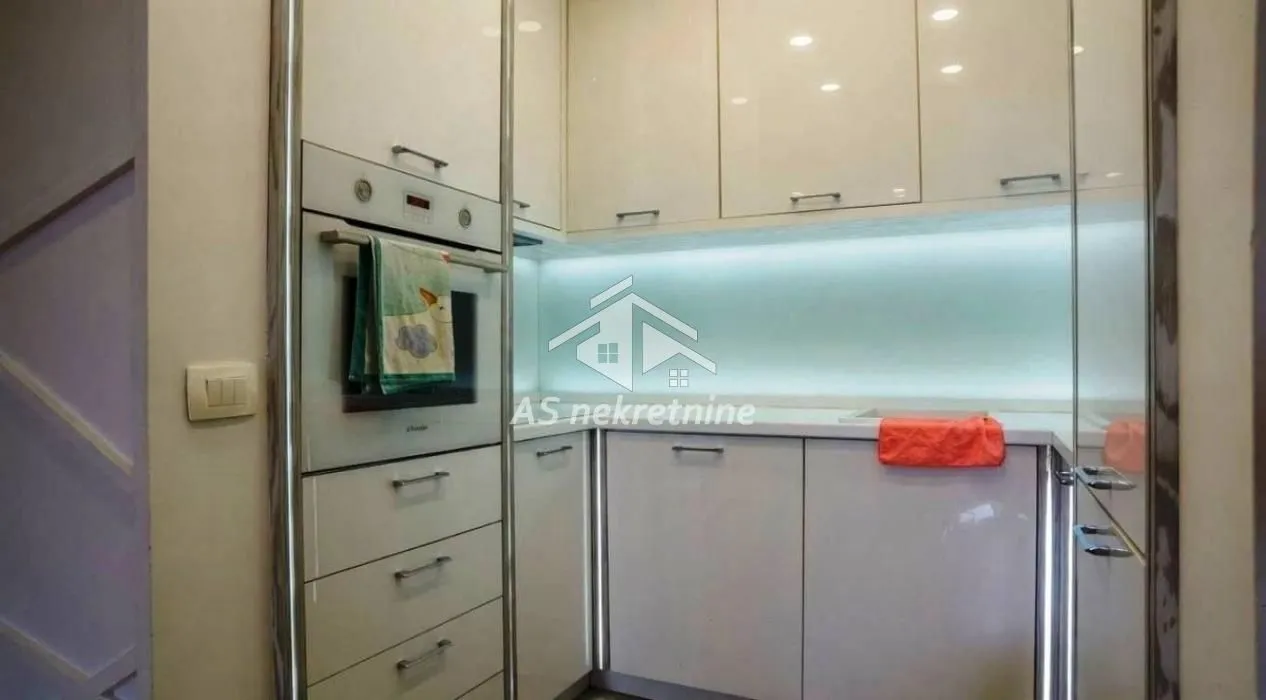 Izdavanje, trosoban stan, 82m², Filmski Grad, Beograd