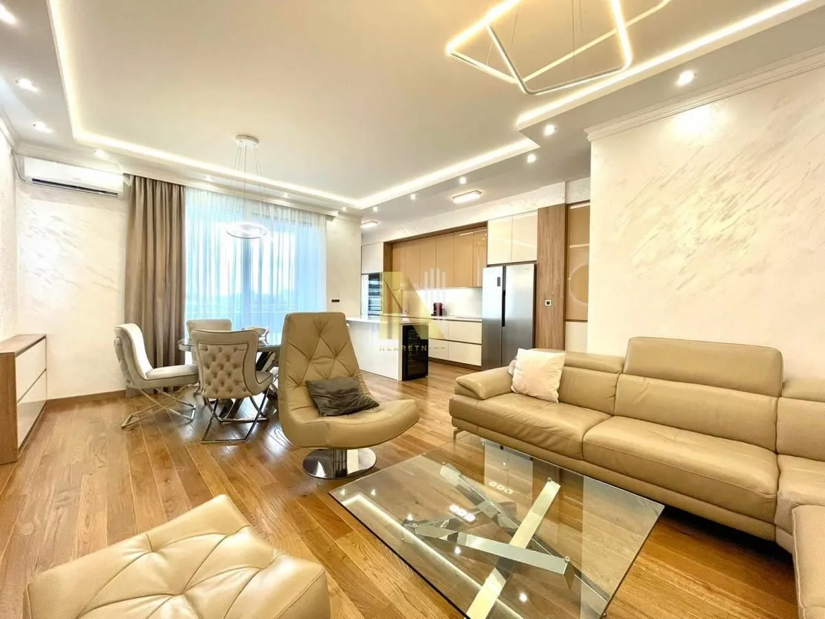 Izdavanje, četvorosoban stan, 140m², Sajmište, Novi Sad
